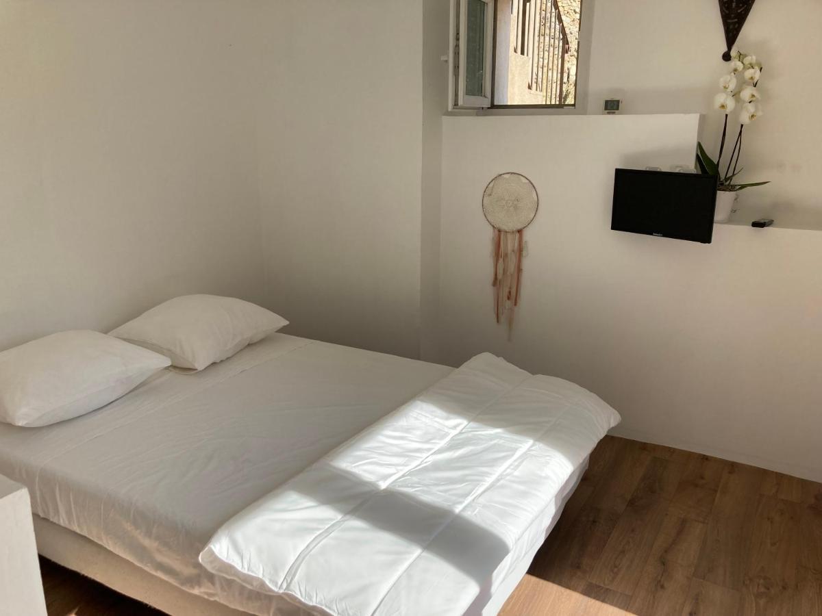 Maison Ensoleillee Au Milieu Des Pins Entre Et Cassis Marseille